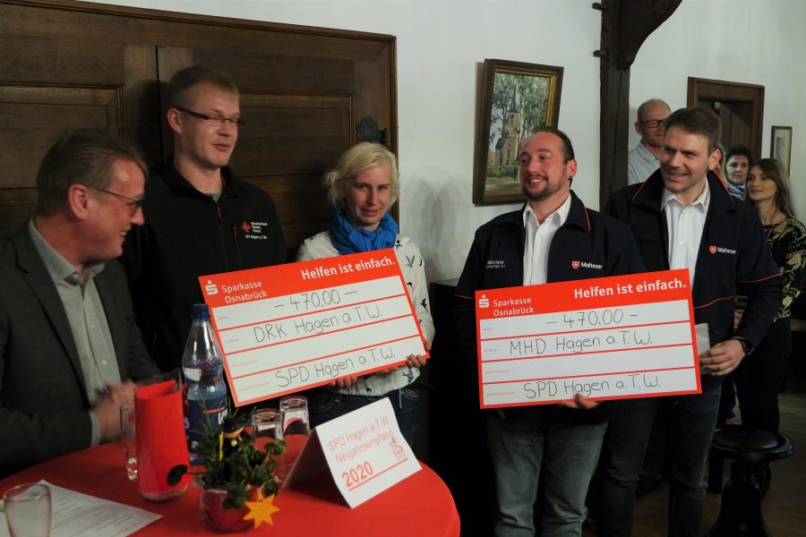 Spendenübergabe durch den Vorsitzenden Uwe Sprehe an das DRK und die Malteser
